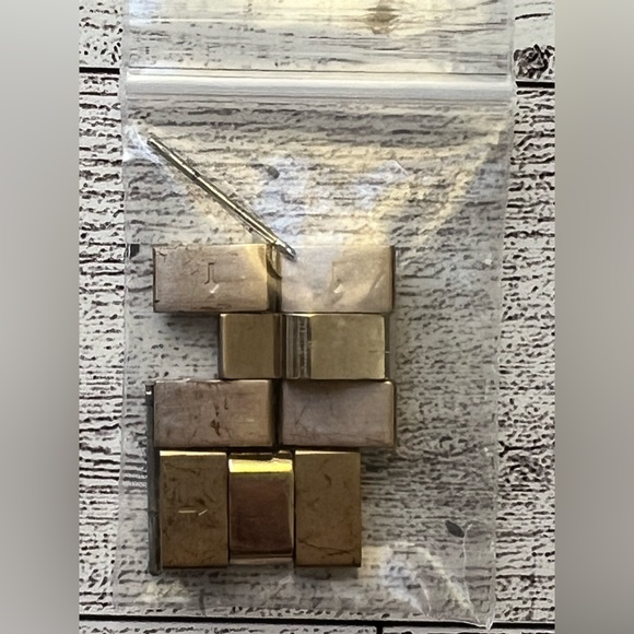 MARC by Marc Jacobs Women’s Wrist Watch. Gold-Toned Band. - Picture 10 of 12